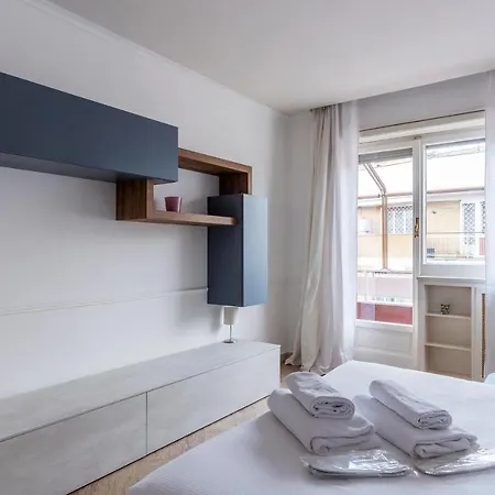 Bright Flat Near Vatican Daire